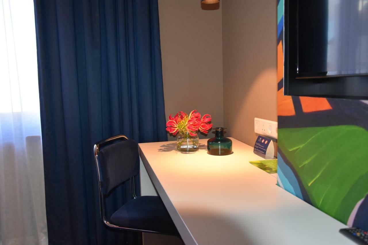 Blue Mansion Hotel Aalsmeer Exterior photo